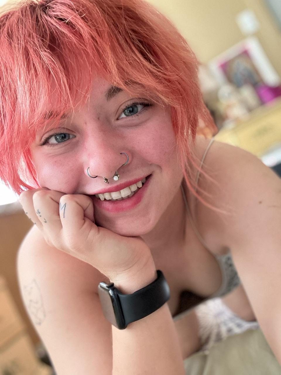 12P Abby, la rousse et la salope amateur aux cheveux roses, pose habillée devant le miroir.