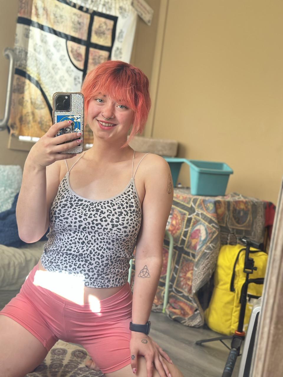 12P Abby, la rousse et la salope amateur aux cheveux roses, pose habillée devant le miroir.