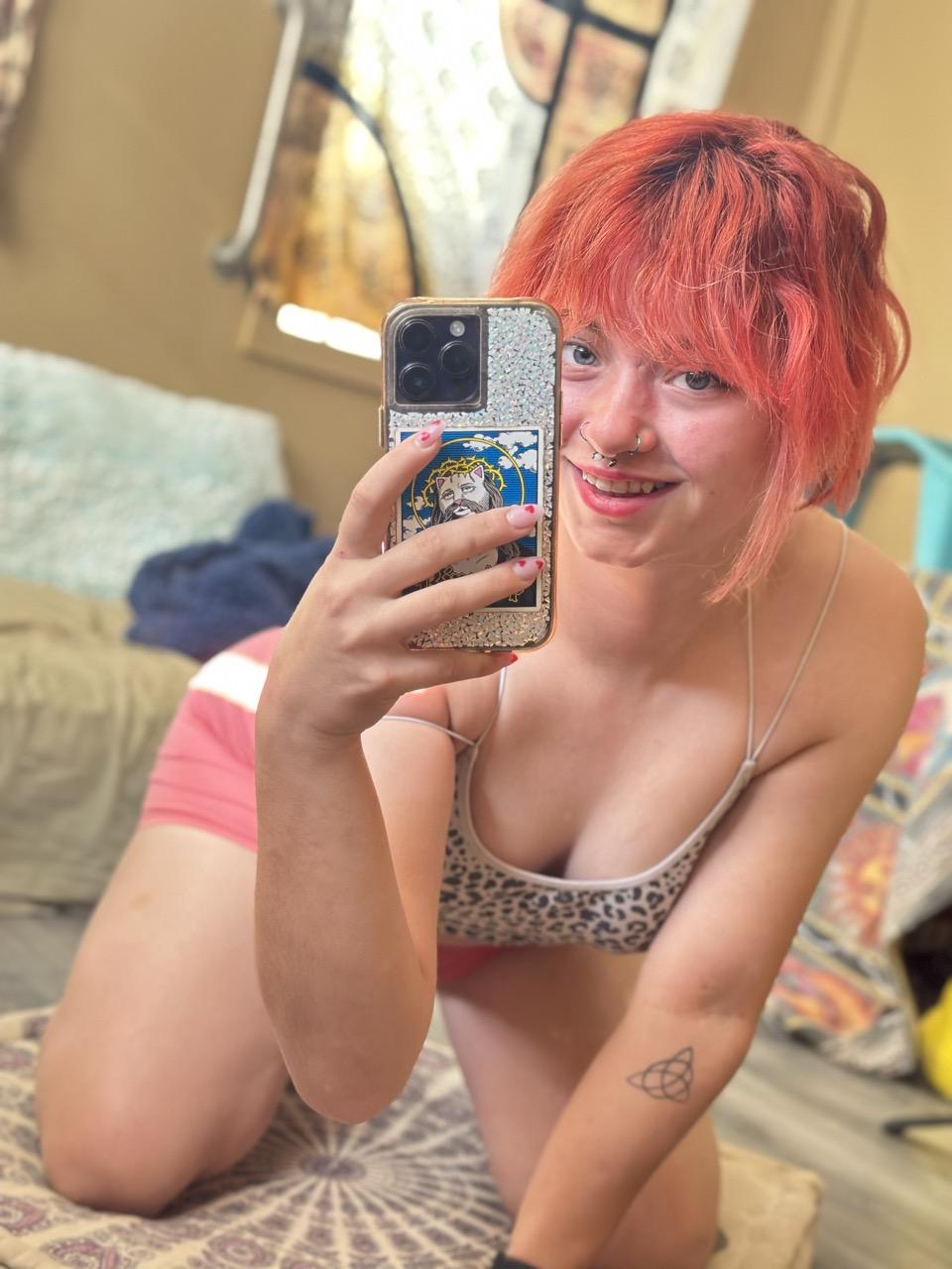 12P Abby, la rousse et la salope amateur aux cheveux roses, pose habillée devant le miroir.