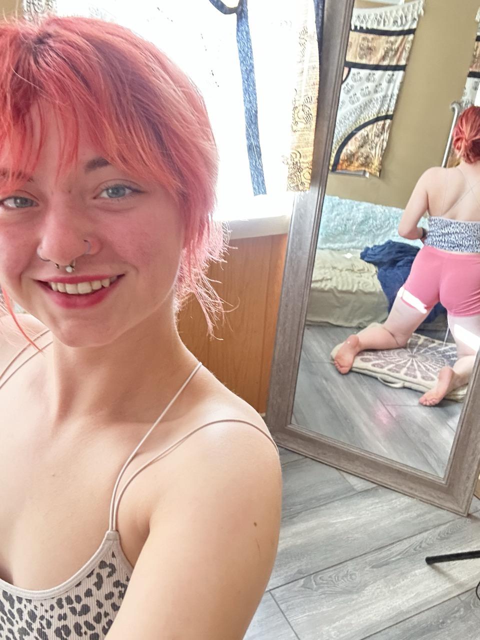 12P Abby, la rousse et la salope amateur aux cheveux roses, pose habillée devant le miroir.