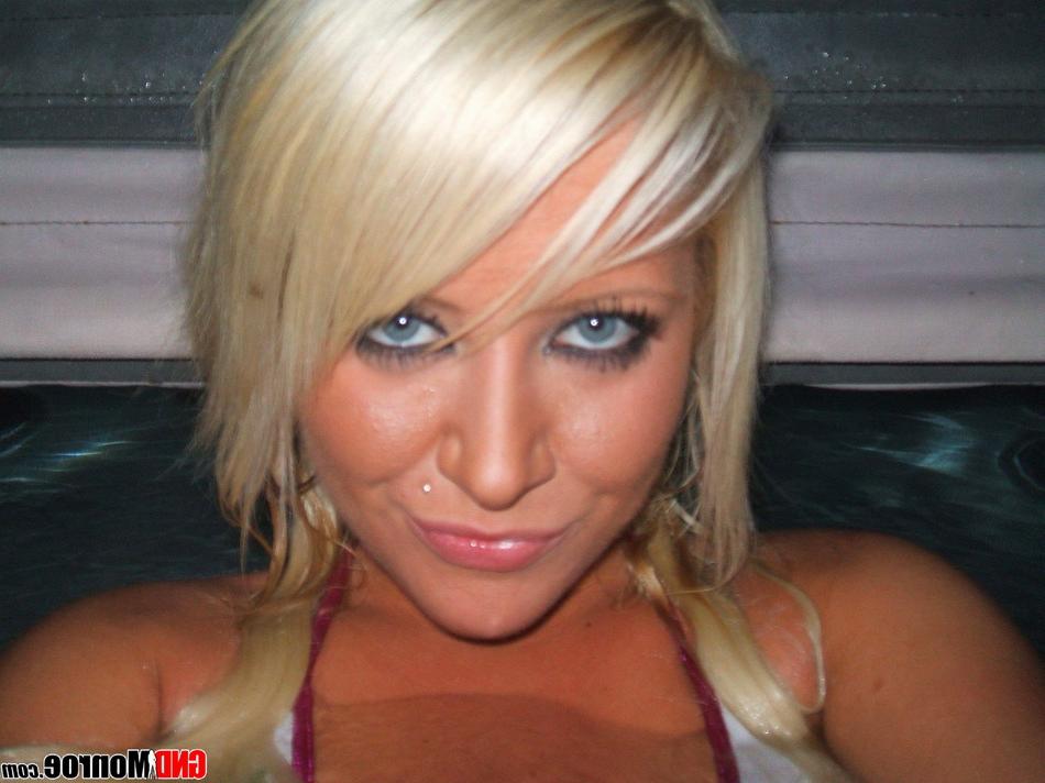 12P Une fille blonde aux yeux saisissants se prend en photo tout en portant un bikini