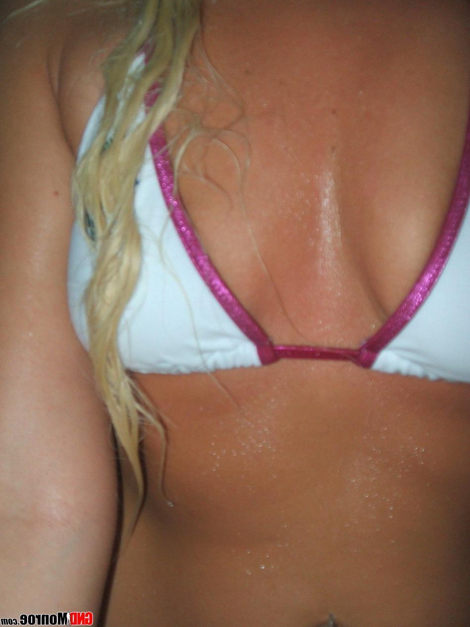 12P Une fille blonde aux yeux saisissants se prend en photo tout en portant un bikini