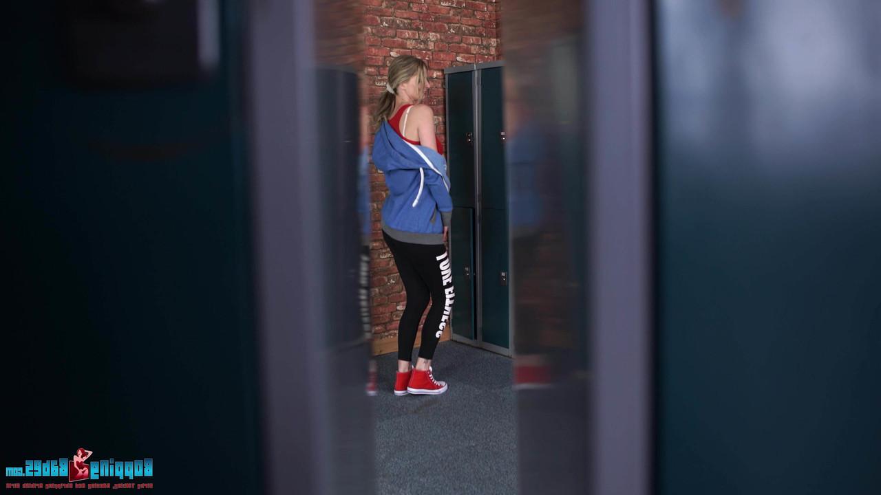 16P Menina loira com uma bunda apertada Leah fica nua enquanto é espionada