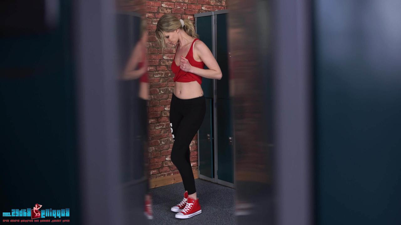 16P Menina loira com uma bunda apertada Leah fica nua enquanto é espionada