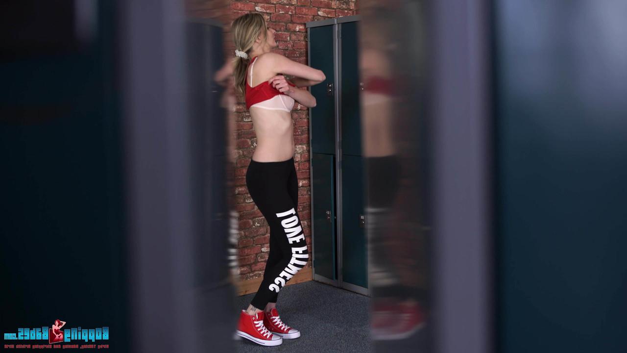16P Menina loira com uma bunda apertada Leah fica nua enquanto é espionada