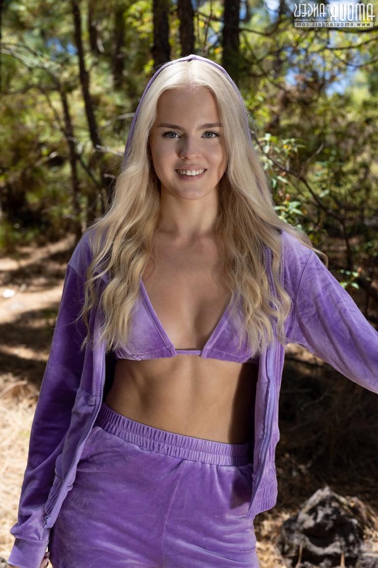 20P La belle jeune blonde Decima se déshabille en baskets dans les bois.