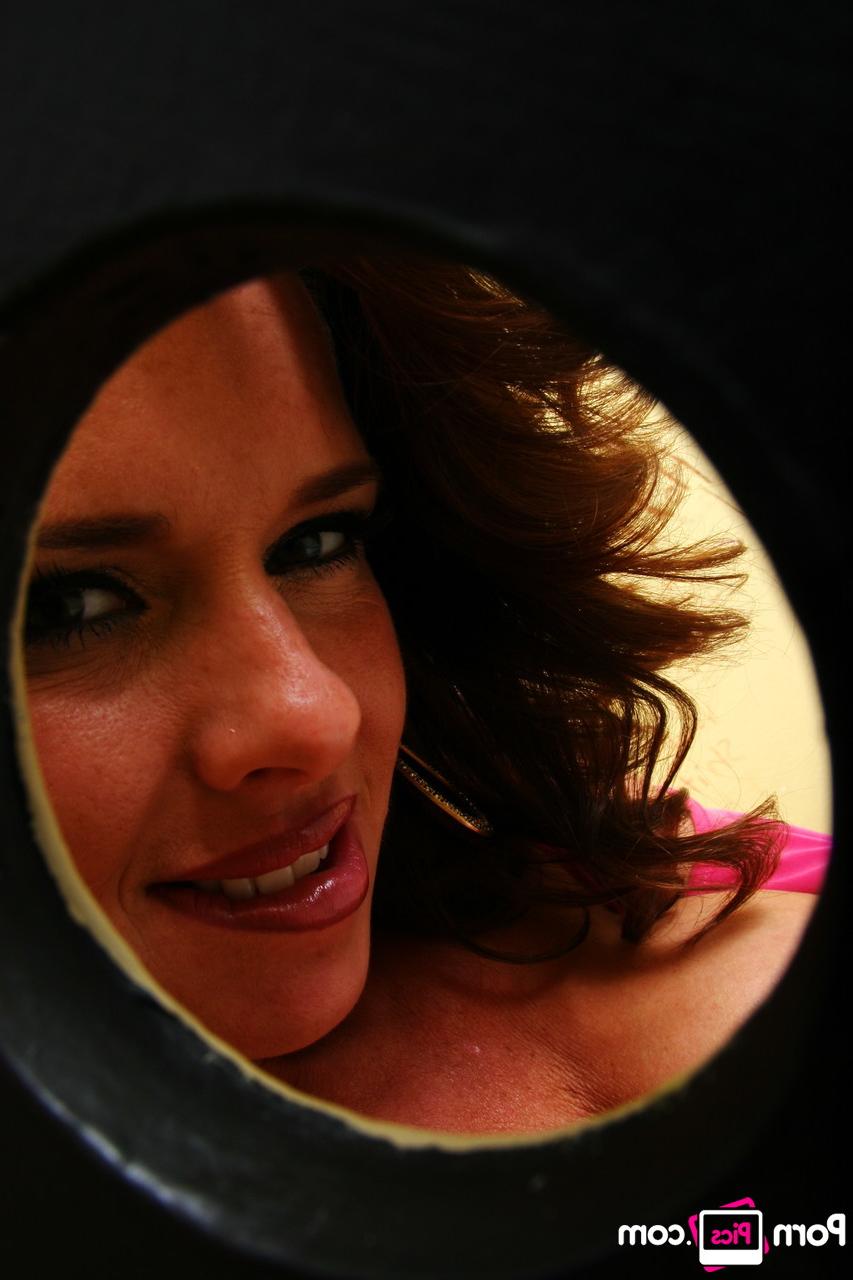 20P La salace Veronica Avluv exhibe ses gros seins et suce une bite à travers un trou de gloire.