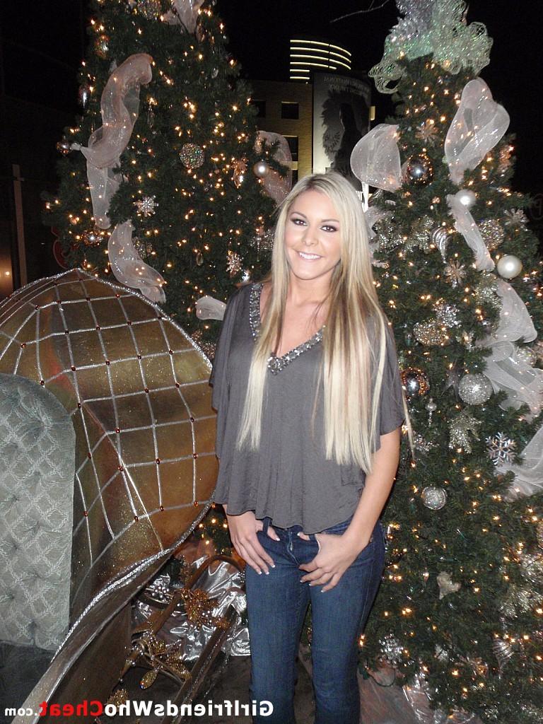 15P Rubia sexy muestra su cuerpo caliente en autorretratos reveladores alrededor de la casa
