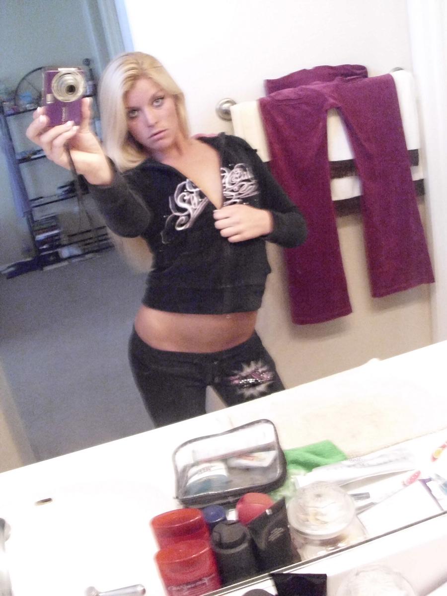 16P L'amatrice blonde Lena Scotte prend des selfies de ses petits seins et de sa fente chauve.
