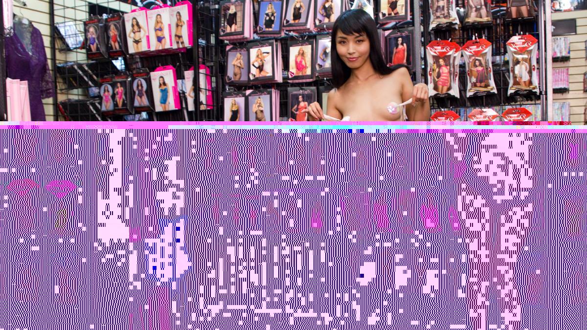 20P La hermosa MILF asiática Marica Hase posa en bragas en la tienda de lencería