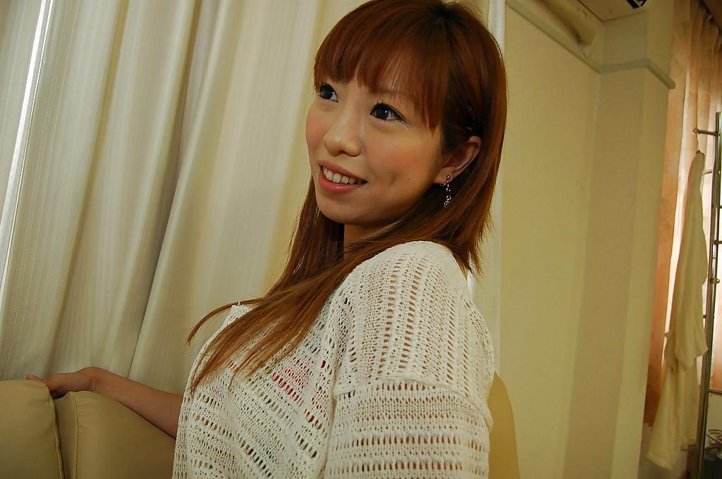16P Chihiro Ozawa, jeune asiatique fringante, se déshabille et écarte sa chatte.
