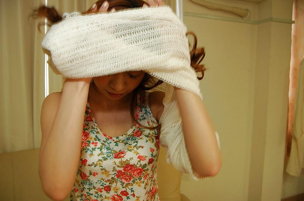 16P Chihiro Ozawa, jeune asiatique fringante, se déshabille et écarte sa chatte.