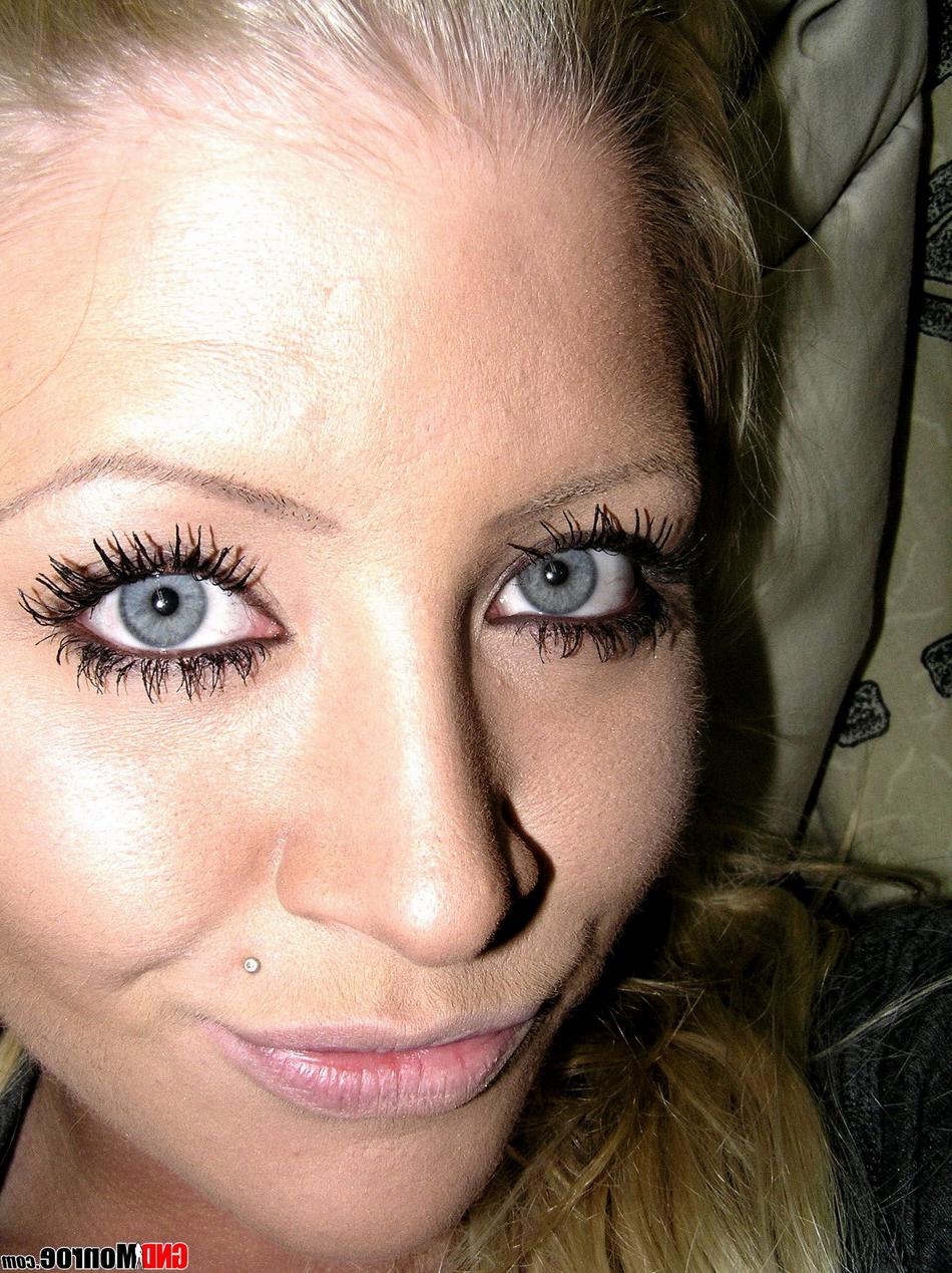 12P Rubia amateur expone su culo desnudo durante un compromiso en solitario