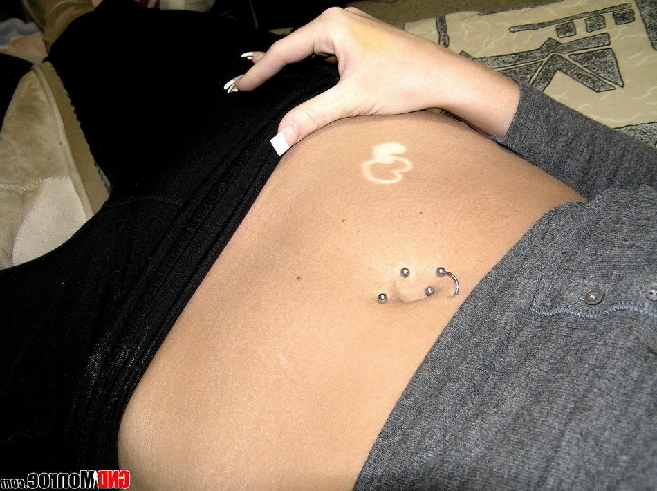 12P Rubia amateur expone su culo desnudo durante un compromiso en solitario
