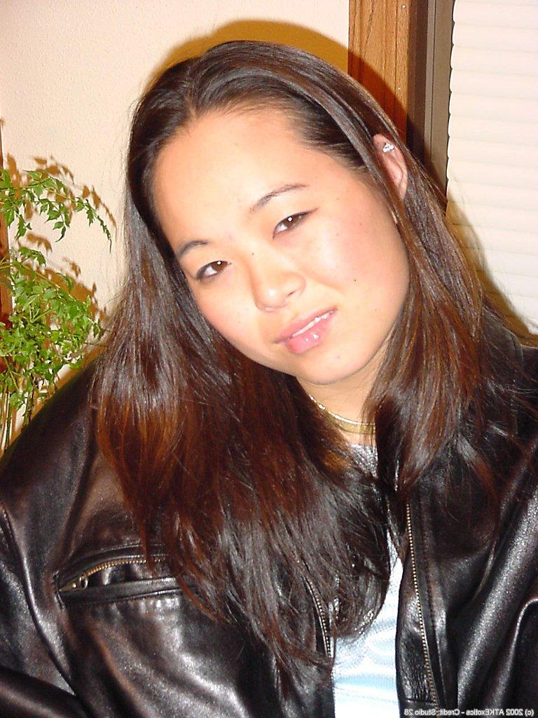 16P Asian first timer China posing naked after peeling off leather pants