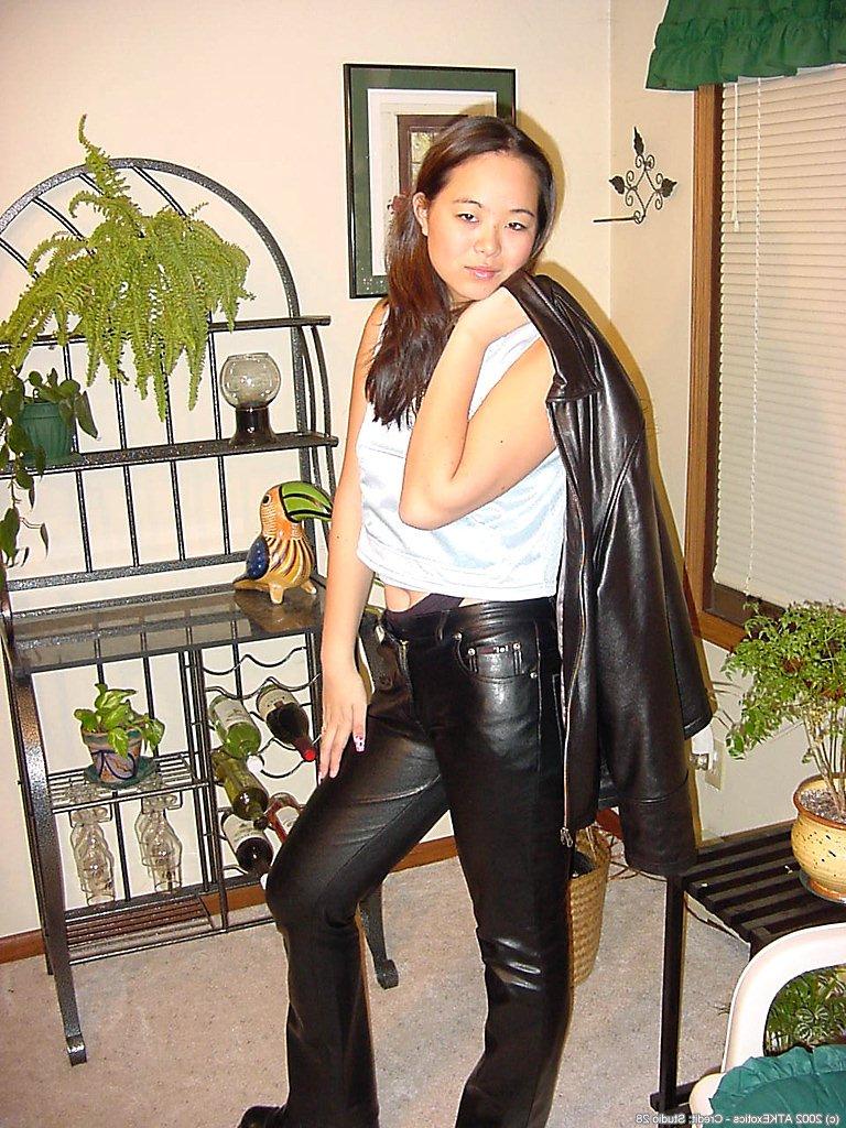 16P Asian first timer China posing naked after peeling off leather pants
