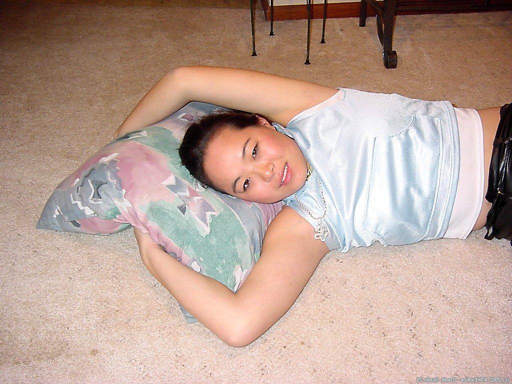 16P Asian first timer China posing naked after peeling off leather pants