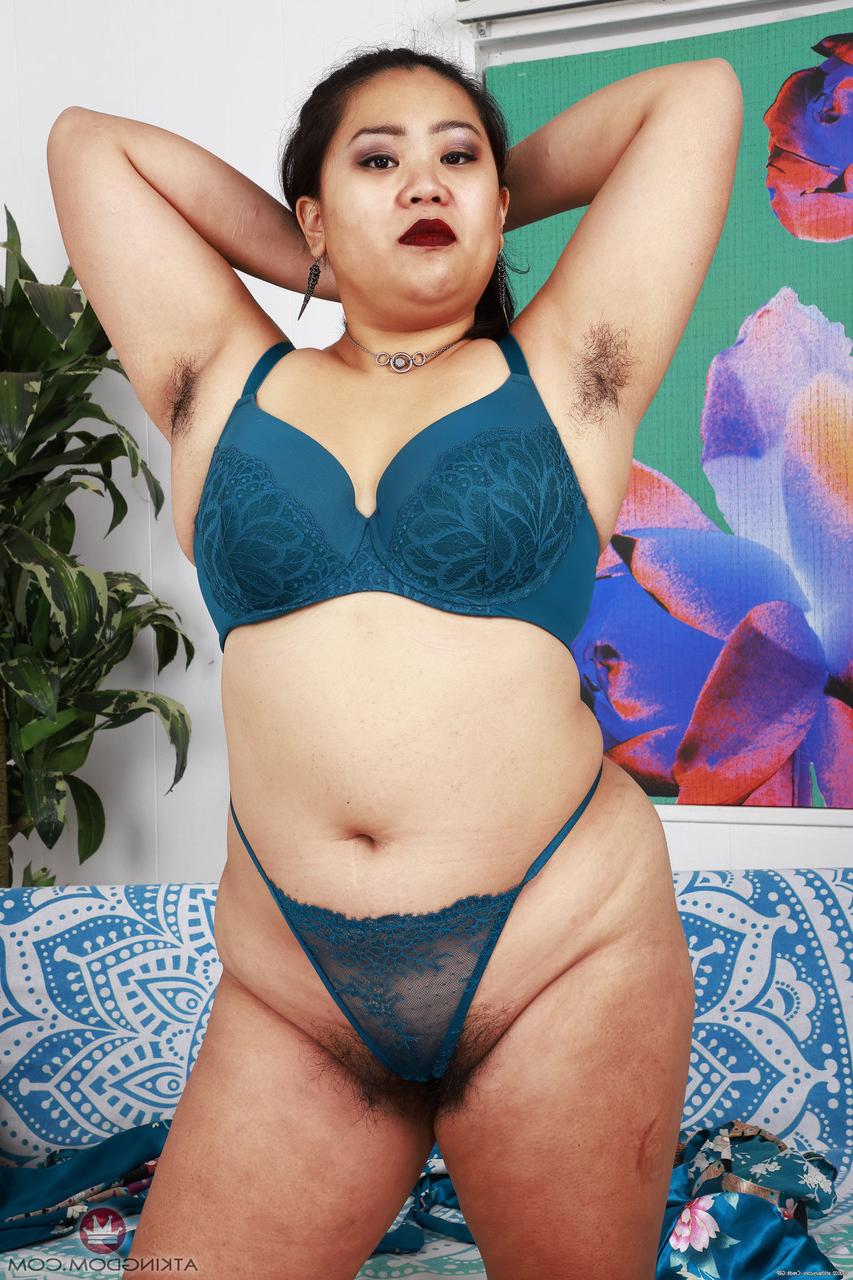 20P A vagabunda asiática gordinha Manila Bey mostra sua bunda grande e buceta peluda em um solo