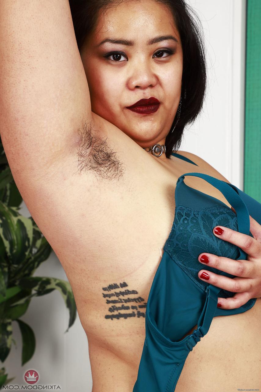 20P A vagabunda asiática gordinha Manila Bey mostra sua bunda grande e buceta peluda em um solo