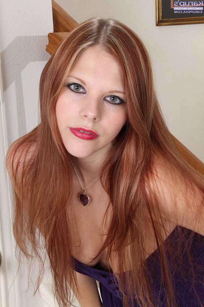 16P La jeune sexy Kyra Reid masturbe son vagin rasé d'adolescente.