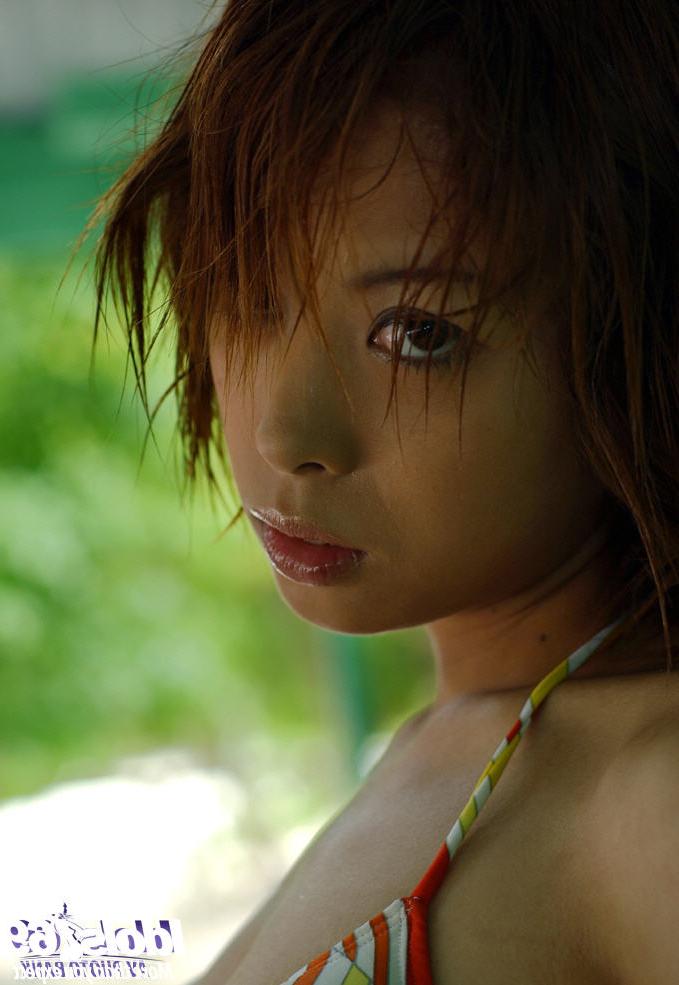15P Linda garota asiática de biquíni Minami Aikawa tirando a calcinha