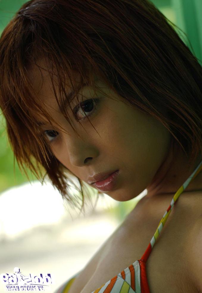 15P Linda garota asiática de biquíni Minami Aikawa tirando a calcinha