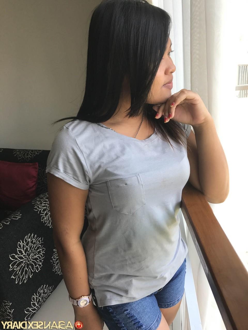 20P A linda amadora asiática Pann expõe seus seios firmes e dá uma maçaneta no POV