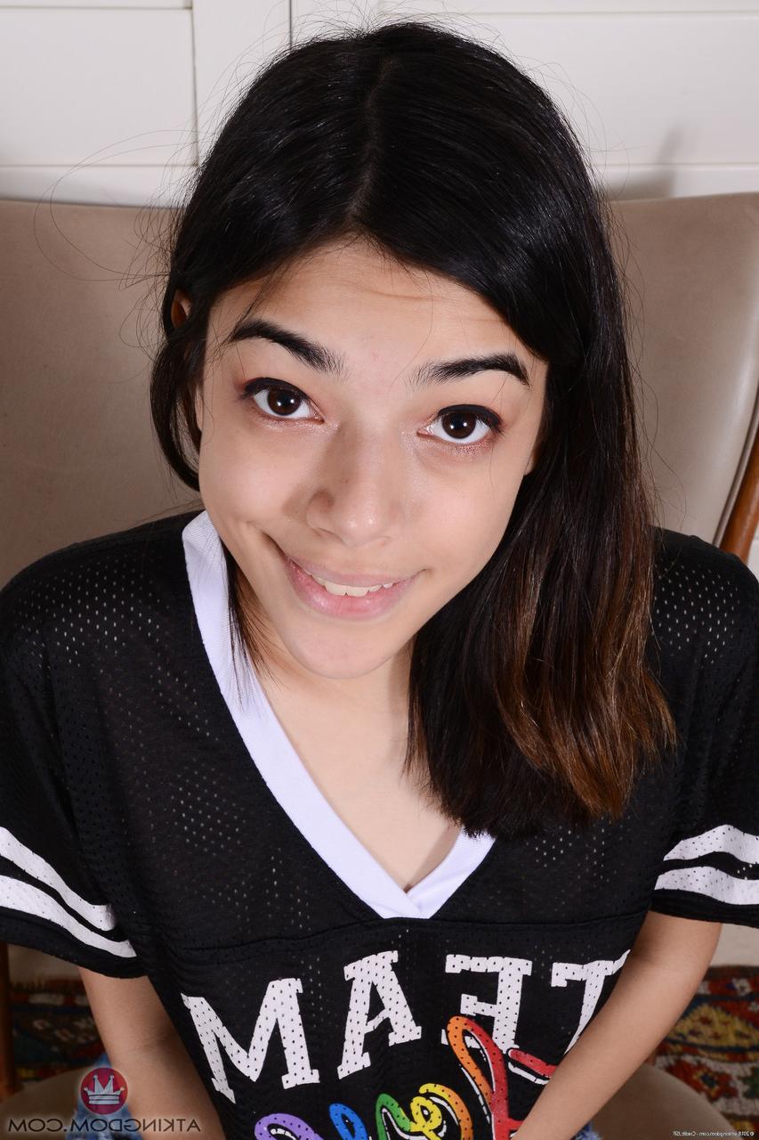 20P La sexy joven Harmony Wonder muestra su coño recortado y su gran culo de cerca