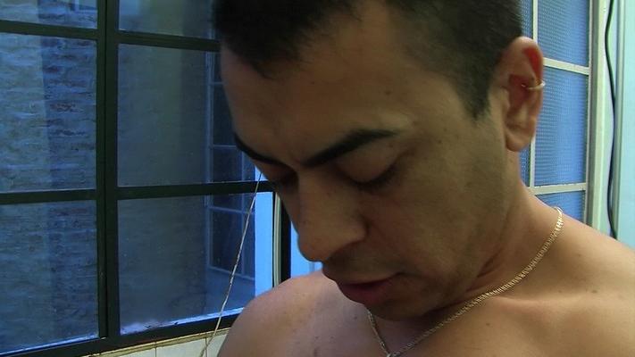 20P La travesti lujuriosa Sintia Crotea es demolida por el culo en la cocina