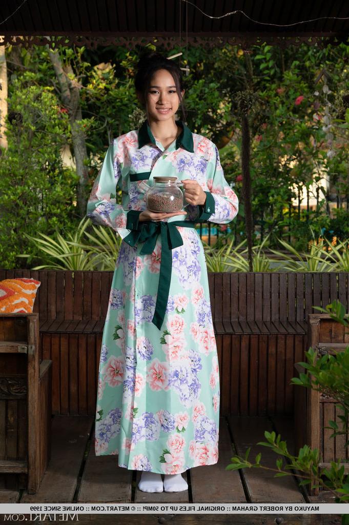 18P A linda adolescente asiática Mayuko tira um roupão para ficar nua em meias brancas
