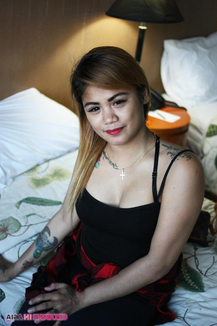 20P La linda asiática Kylee se desnuda y posa en topless en solitario