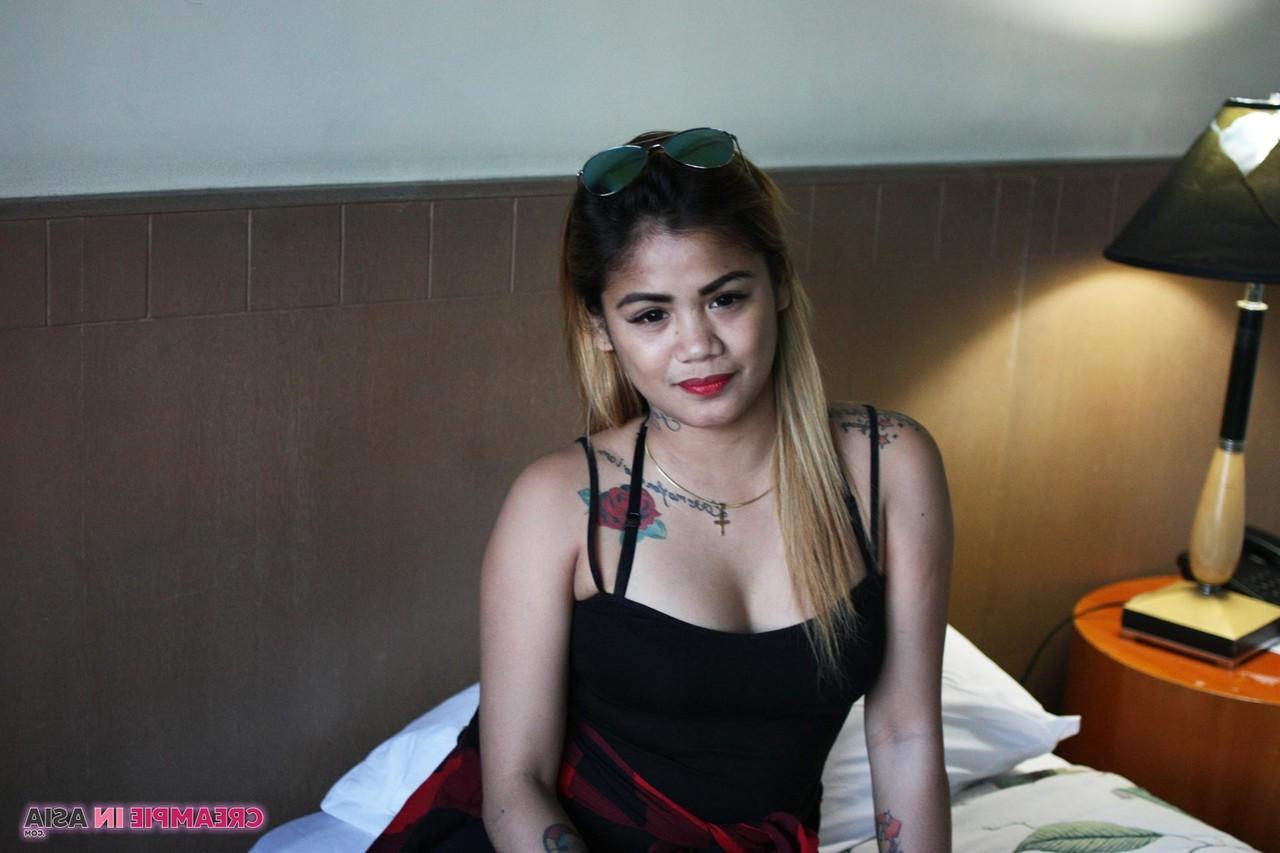 20P La linda asiática Kylee se desnuda y posa en topless en solitario