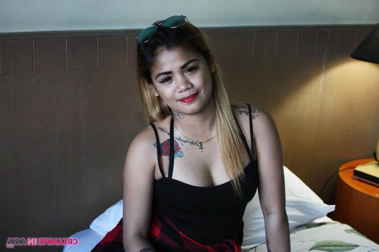 20P La linda asiática Kylee se desnuda y posa en topless en solitario