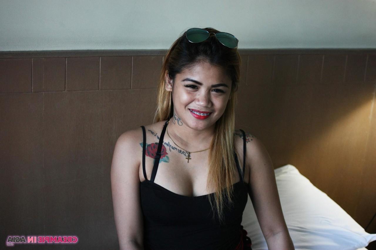 20P La linda asiática Kylee se desnuda y posa en topless en solitario