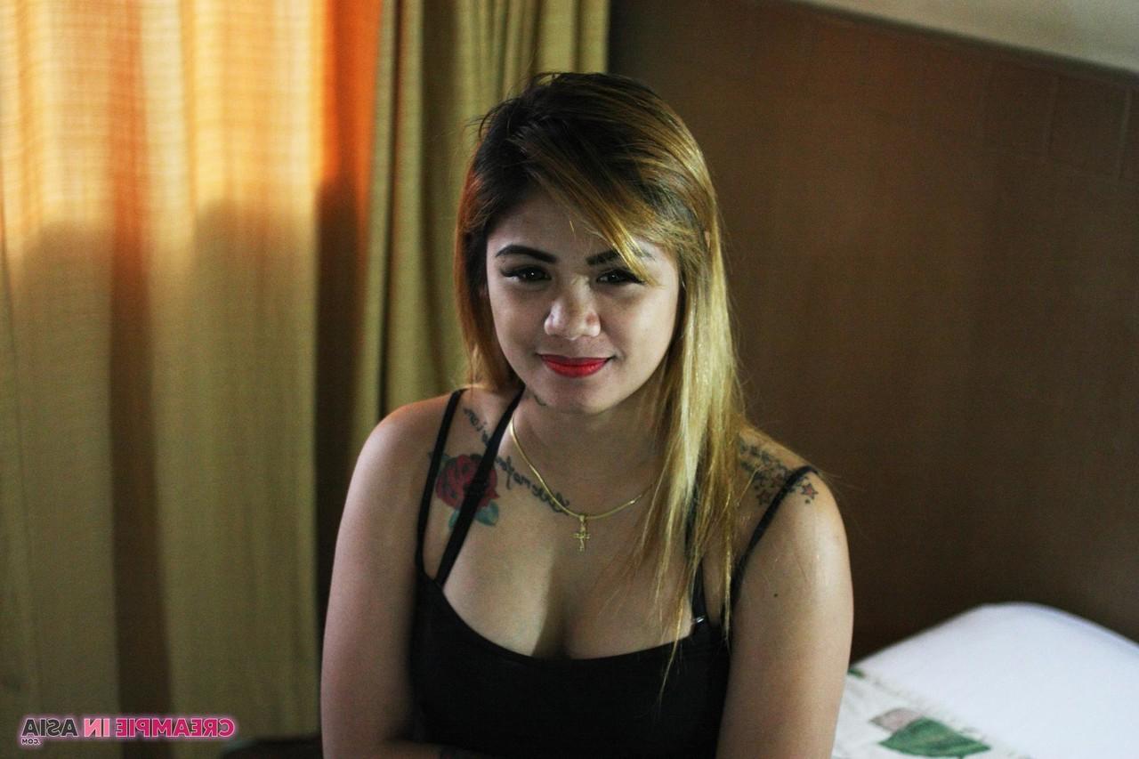 20P La linda asiática Kylee se desnuda y posa en topless en solitario