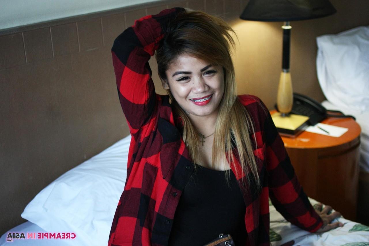 20P La linda asiática Kylee se desnuda y posa en topless en solitario