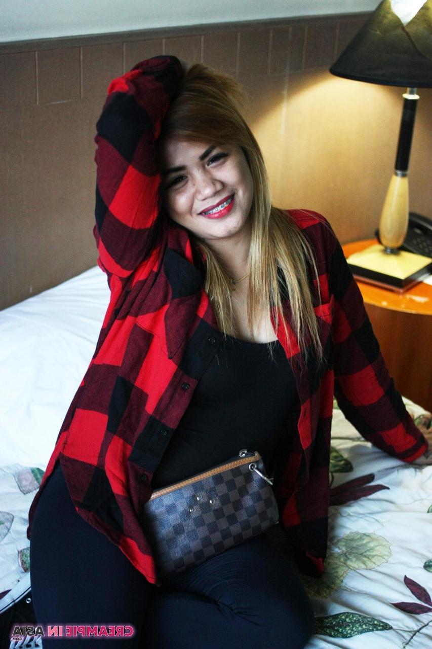 20P La linda asiática Kylee se desnuda y posa en topless en solitario