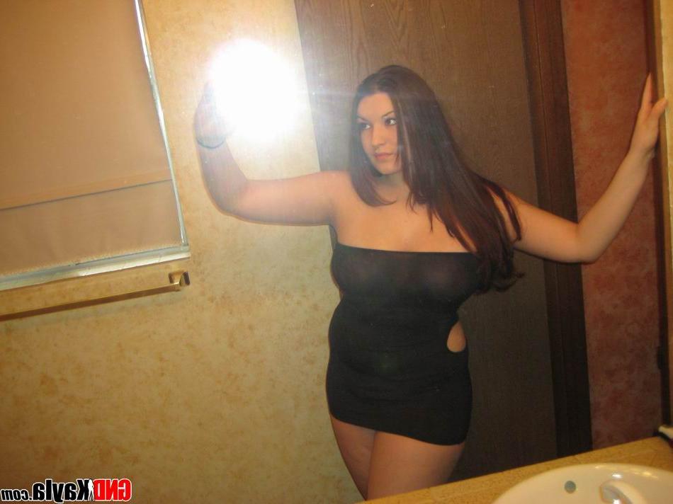 12P Une fille solo amateur se prend en photo dans un miroir de ses gros seins
