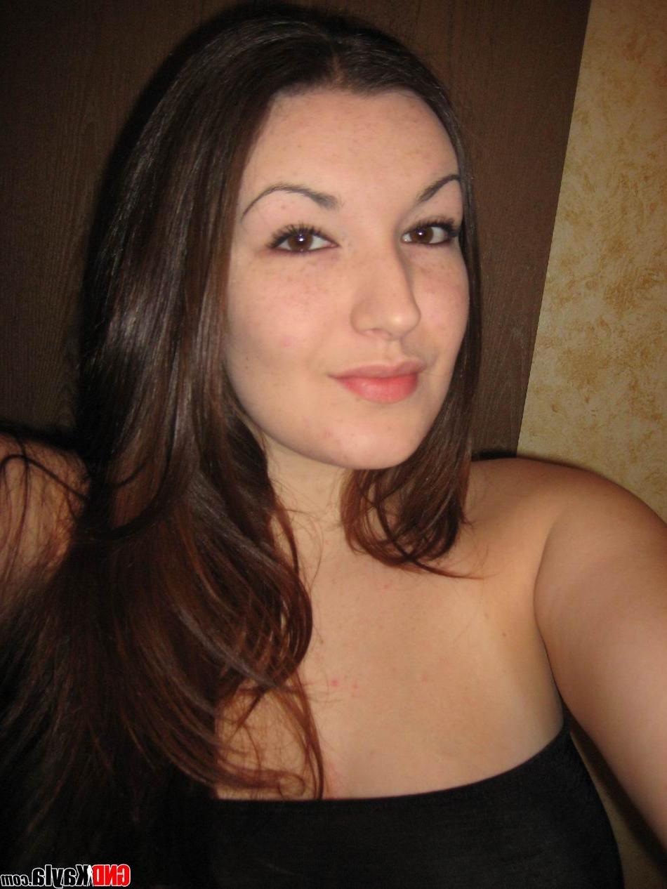 12P Une fille solo amateur se prend en photo dans un miroir de ses gros seins