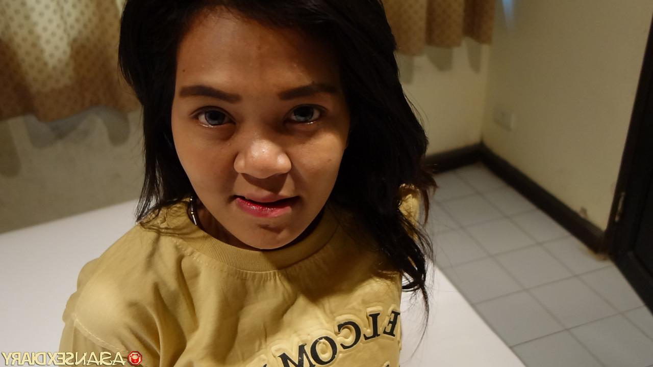 20P Petite adolescente asiática Rini B deixa seu coochie peludo desossado e cremoso