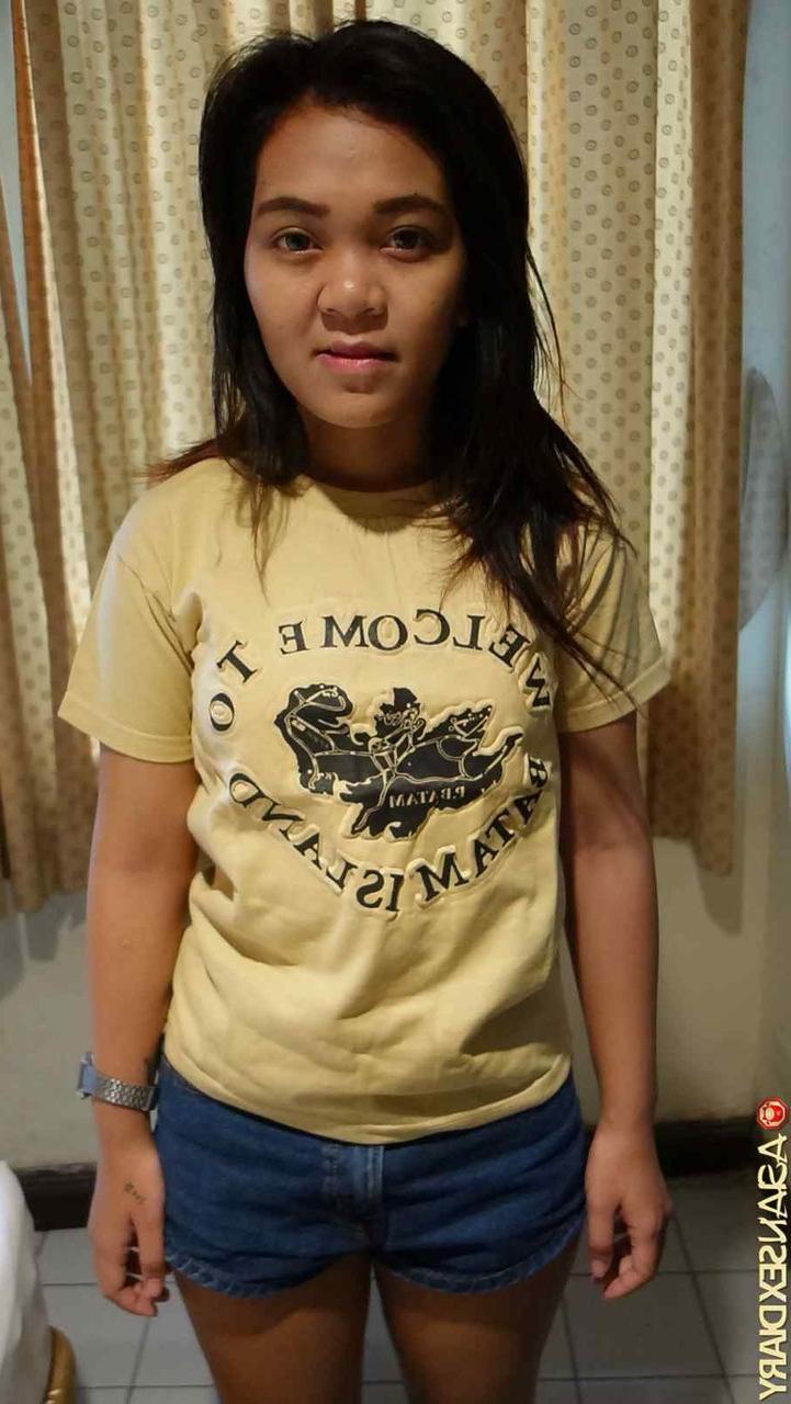 20P Petite adolescente asiática Rini B deixa seu coochie peludo desossado e cremoso
