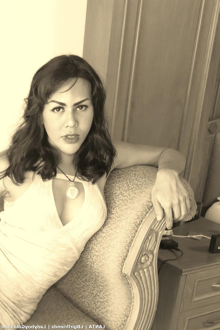 20P Transexual amateur de aspecto aterrador Lanta abre su culo apretado con tacones altos