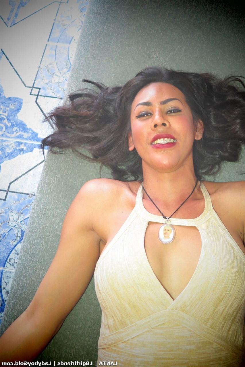 20P Transexual amateur de aspecto aterrador Lanta abre su culo apretado con tacones altos