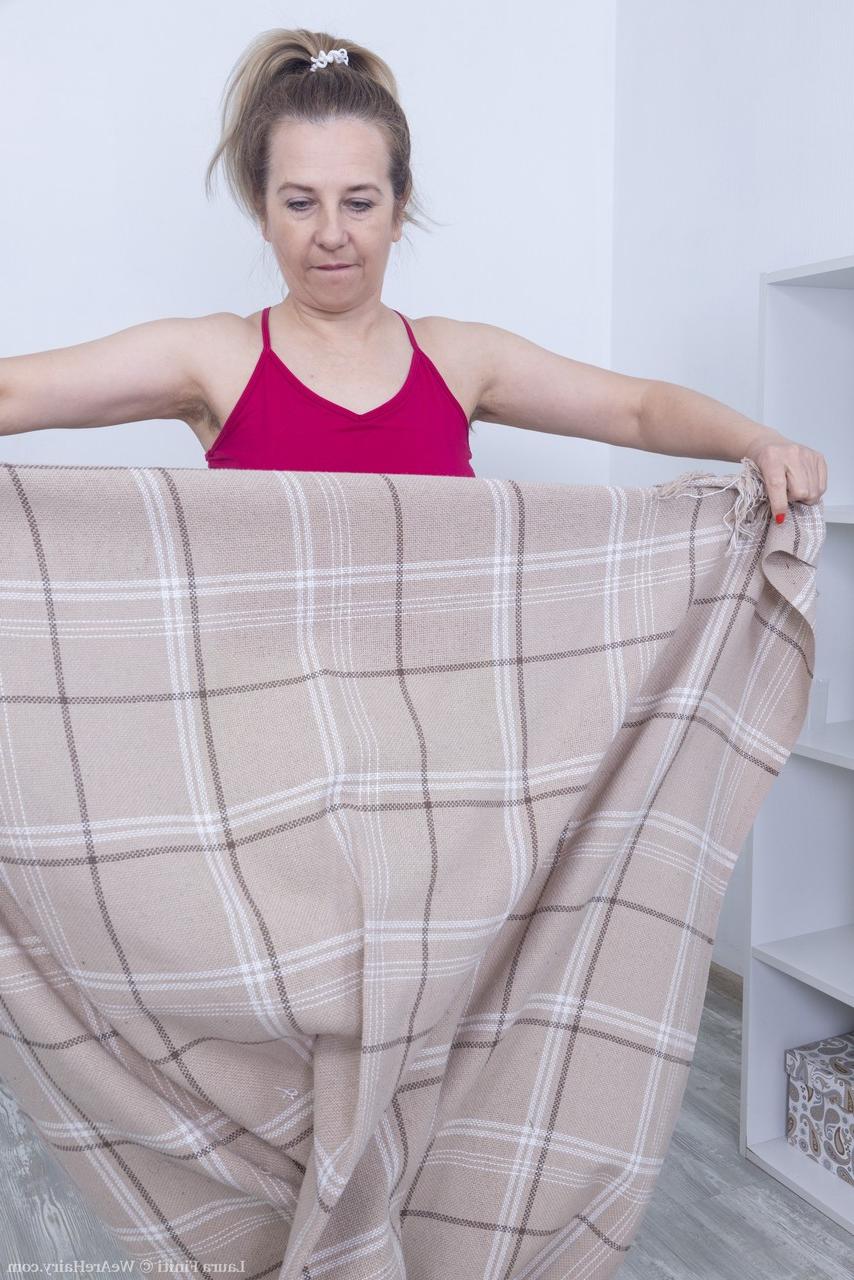 20P A gordinha mulher madura Laura Finiti tira a roupa e expõe sua coochie peluda