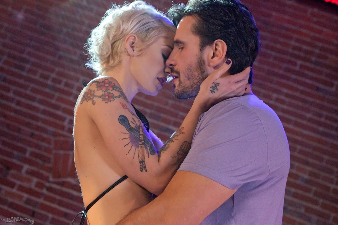 17P A linda garota punk Kleio Valentien leva pau na bunda com peitos grandes nus