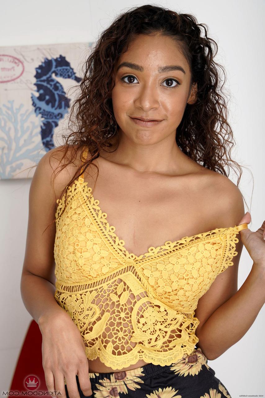 20P A latina de cabelos cacheados Sarah Lace se despe em um solo e mostra seu espólio quente e buracos
