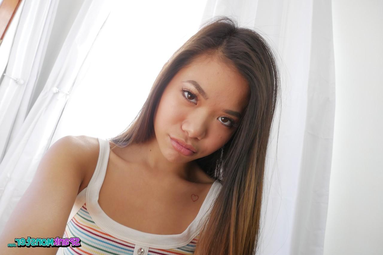 20P Die kleine asiatische Teenagerin Vina Sky leckt einen fetten Schwanz und führt ihn in ihren Biber ein