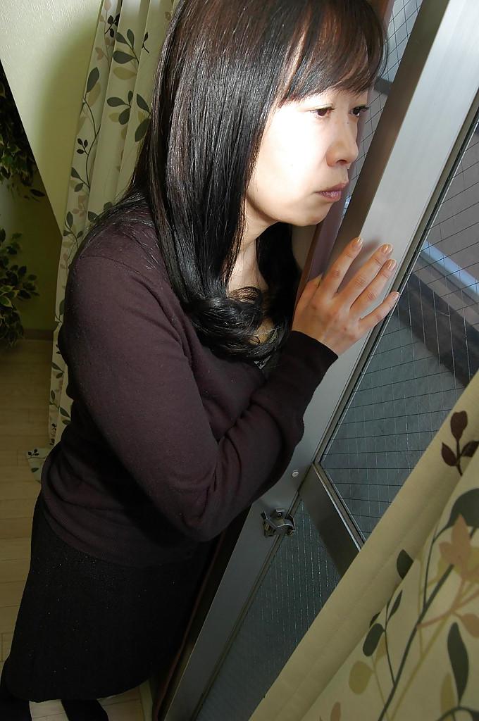 16P Une MILF japonaise grasse se déshabille et s'amuse avec sa chatte