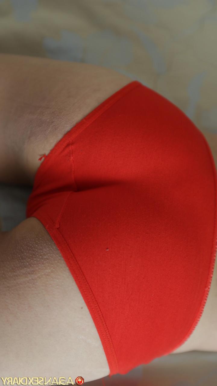 20P A linda gata asiática Thuy B fode sua boceta peluda depois de um strip-tease sexy