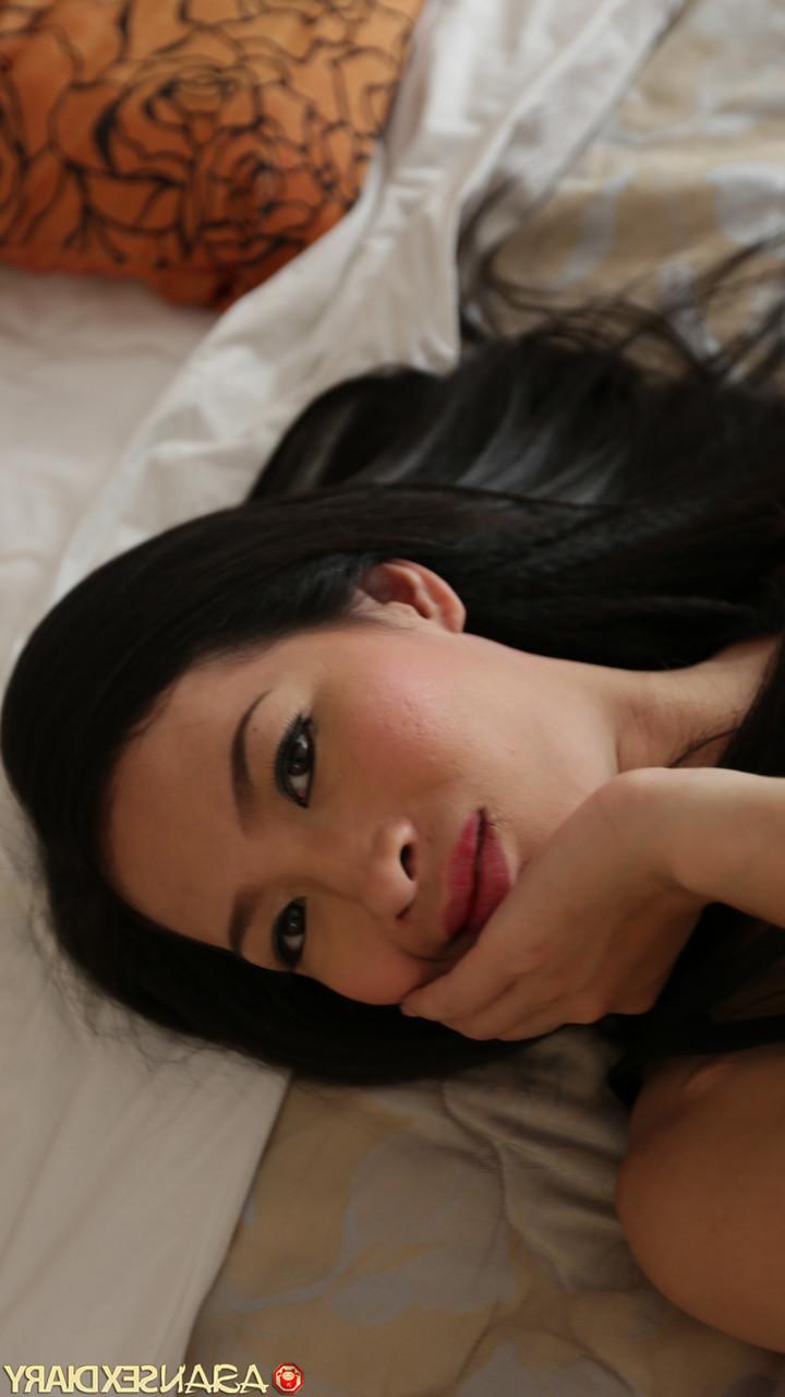 20P A linda gata asiática Thuy B fode sua boceta peluda depois de um strip-tease sexy
